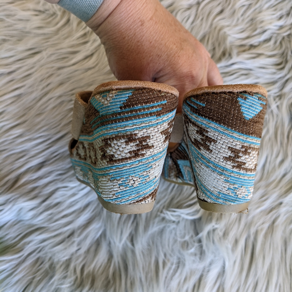 Minnetonka Platform Leather Slides - Picture 6 of 13